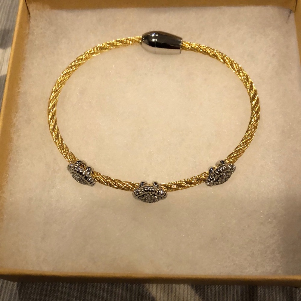 Beautiful Gold/Silver Clasp Bracelet with Magnetic Clasp, NWOT!!